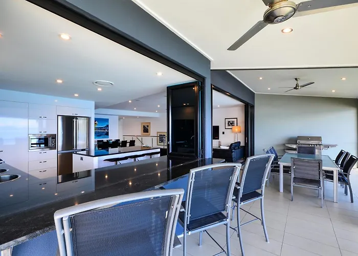 Edge 11 & Free Buggy - Hamilton Island