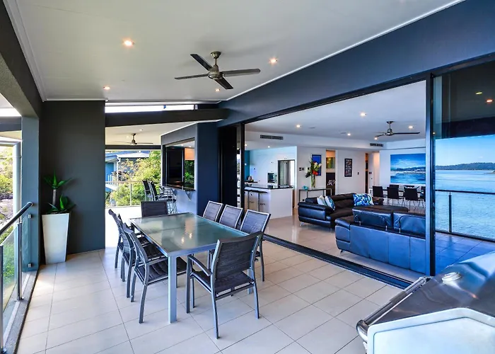 Edge 11 & Free Buggy - Hamilton Island